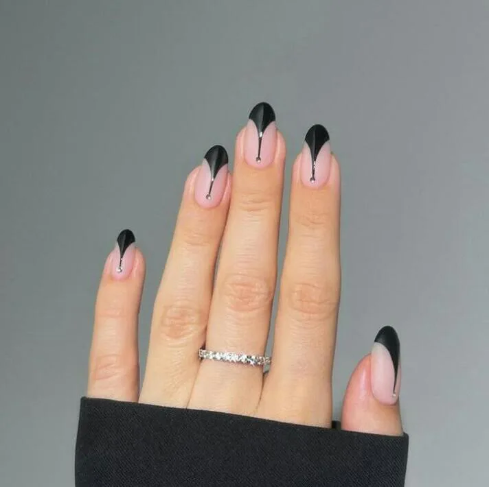 50 simple halloween nails that are chic 032 67b6688611