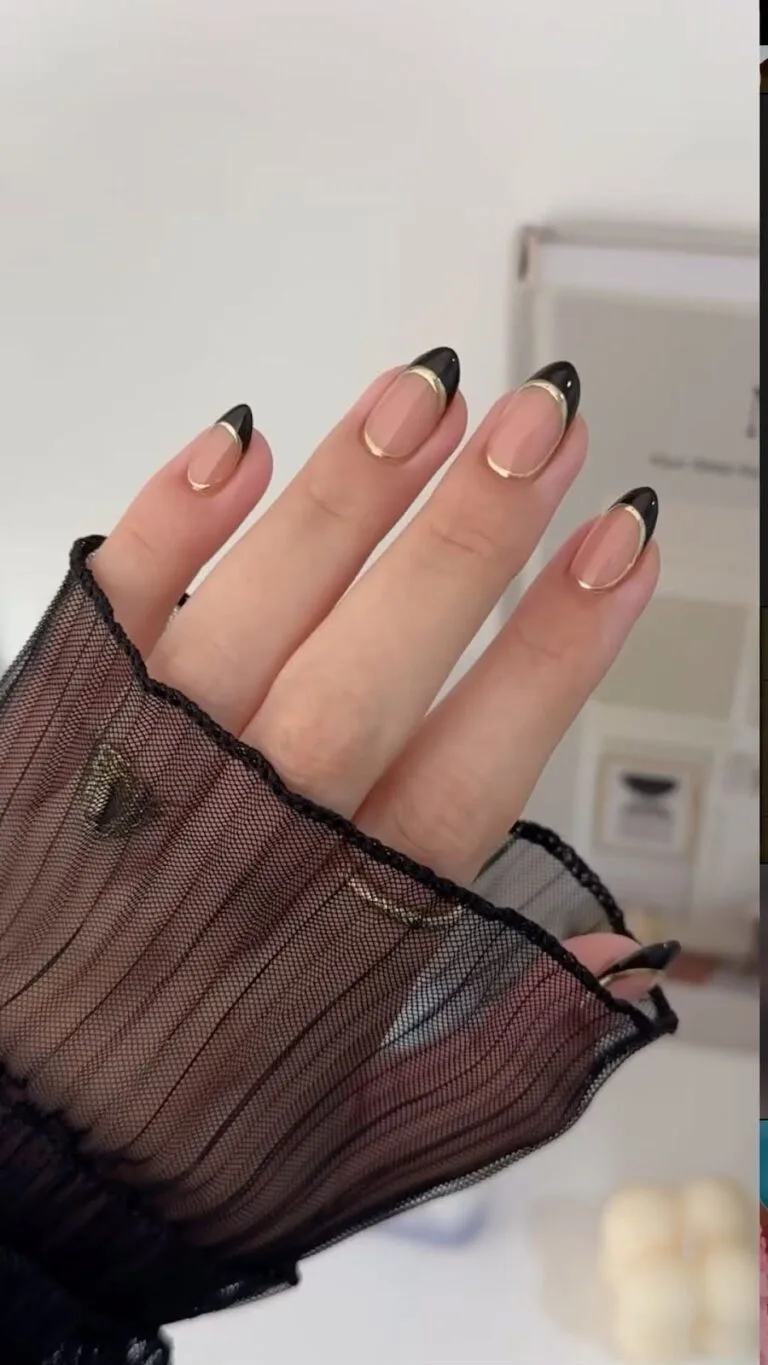 black and gold french tip nails 002 b110ac9ea7