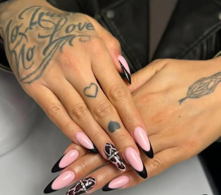 black french tip almond nails 021 cbfeb3bedc