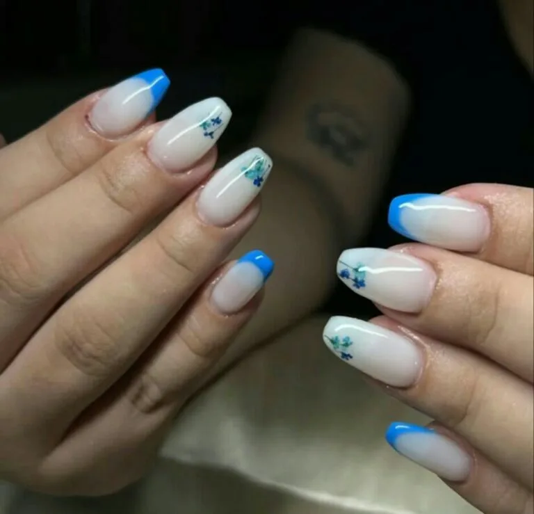 blue french tip nails with flowers 004 ae68c330e8