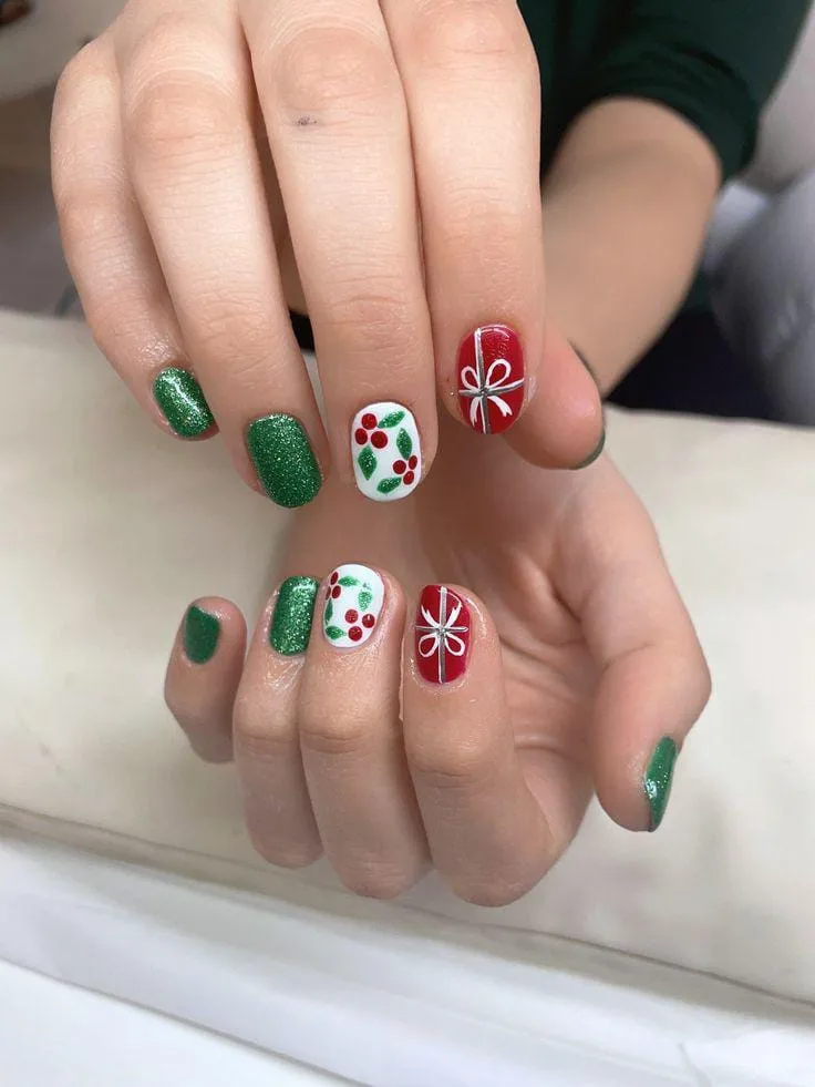 christmas holly nails 005 b23bc77360
