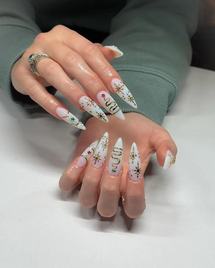 Christmas Stiletto Nails to Make Your 2025 Holidays Extra Sparkly 1