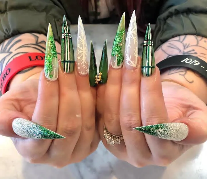 christmas stiletto nails 002 380faf348b