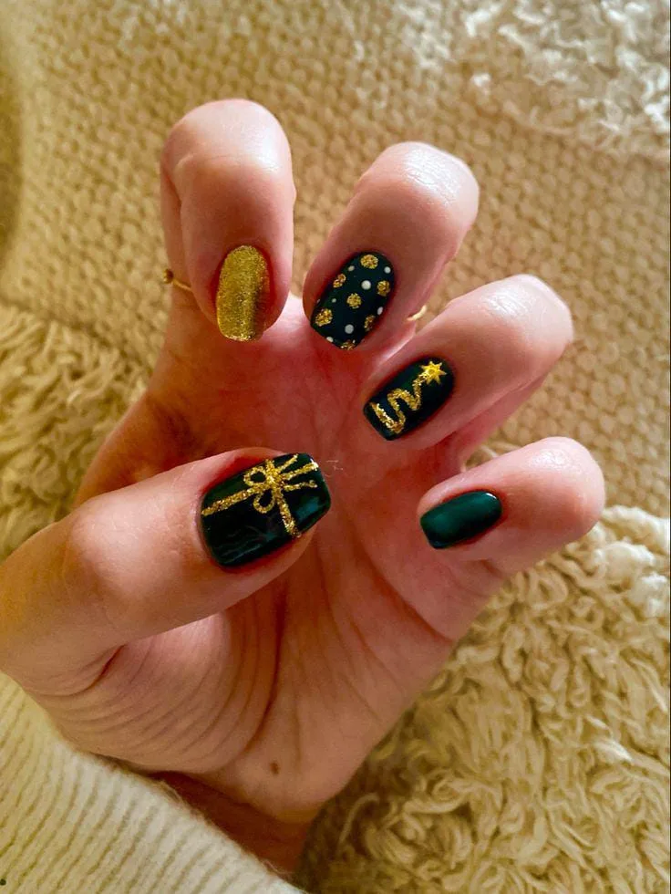 Dark Christmas Nail Designs to Try This Holiday Season 1