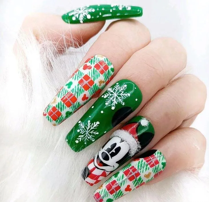 Disney Christmas Nails to Spark Your 2025 Holiday Spirit 1