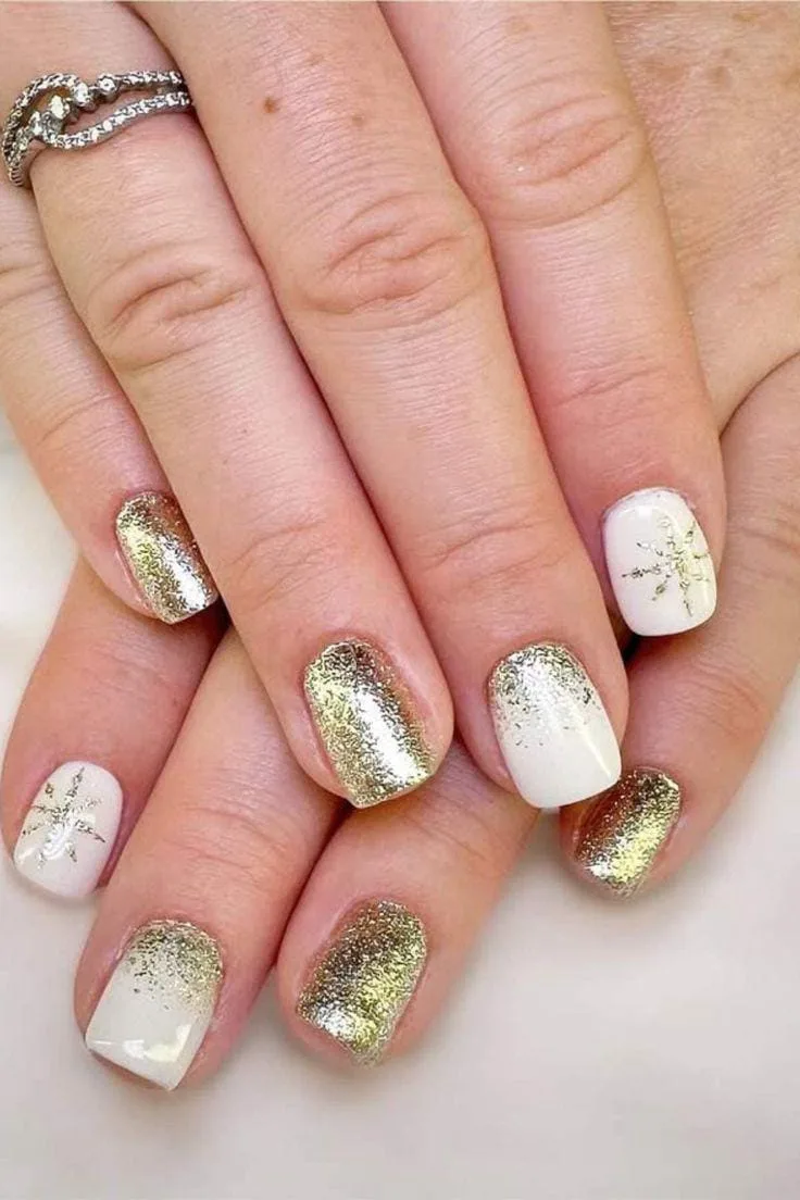 gold winter nails 027 290352add6