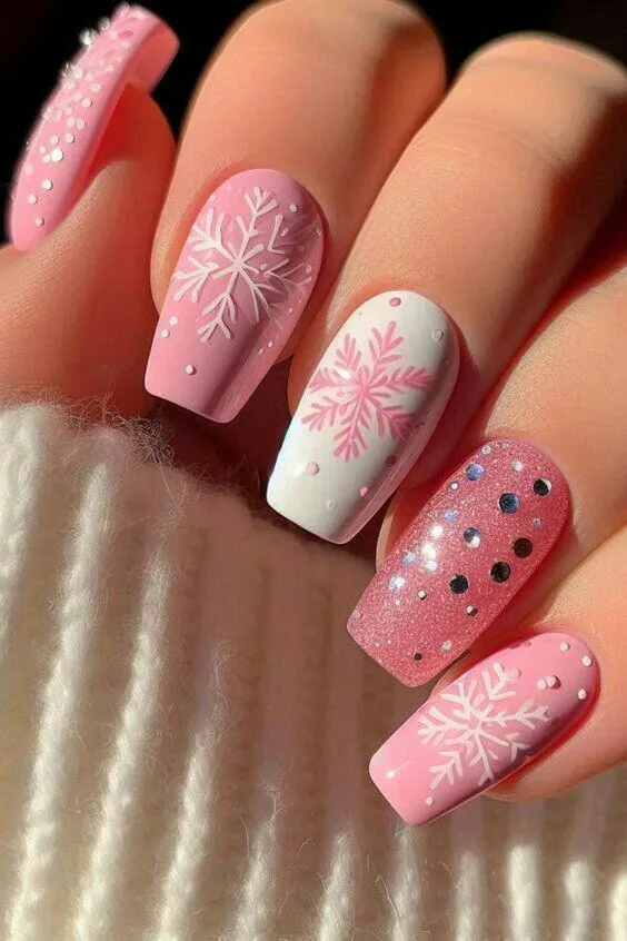 Step Up Your Mani Game with Snowflake Winter Nails for 2026 1