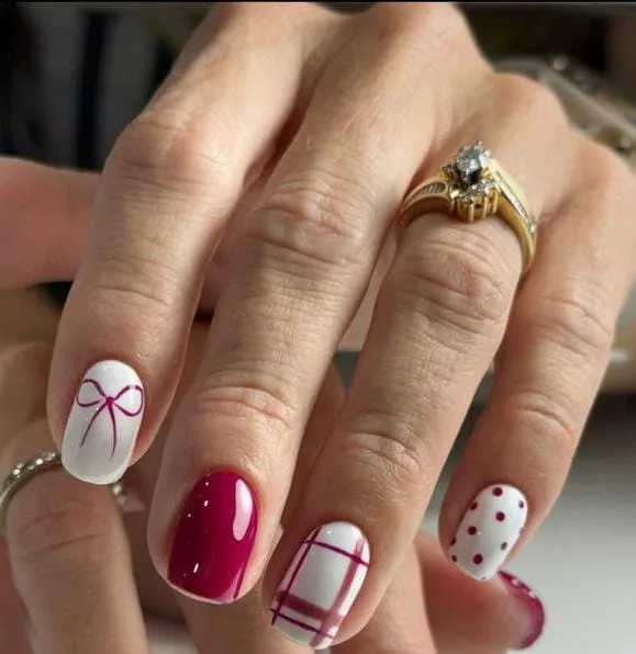 subtle christmas nails 024 85521a34fa