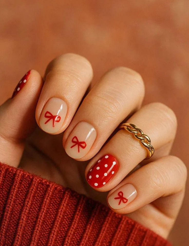subtle christmas nails 027 73f378d8cf
