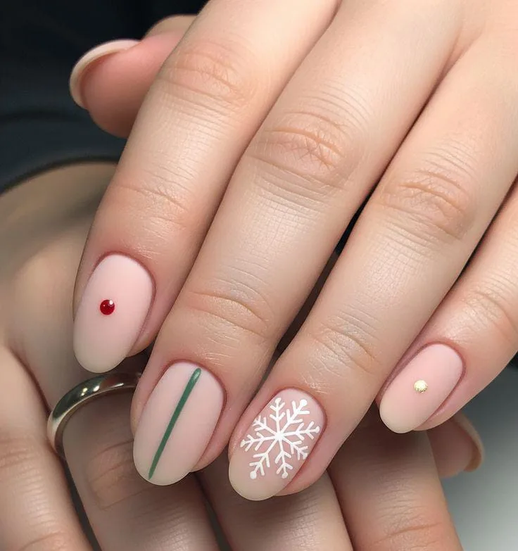 subtle christmas nails 031 d7aadfc866